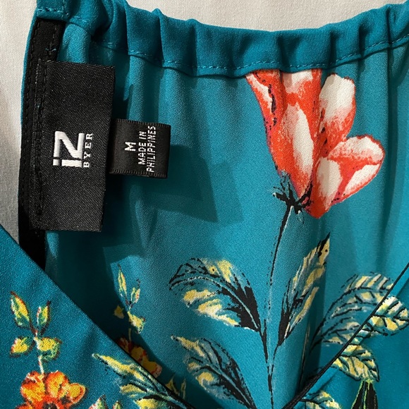 Scarf pattern sleeveless blouse - Picture 2 of 4